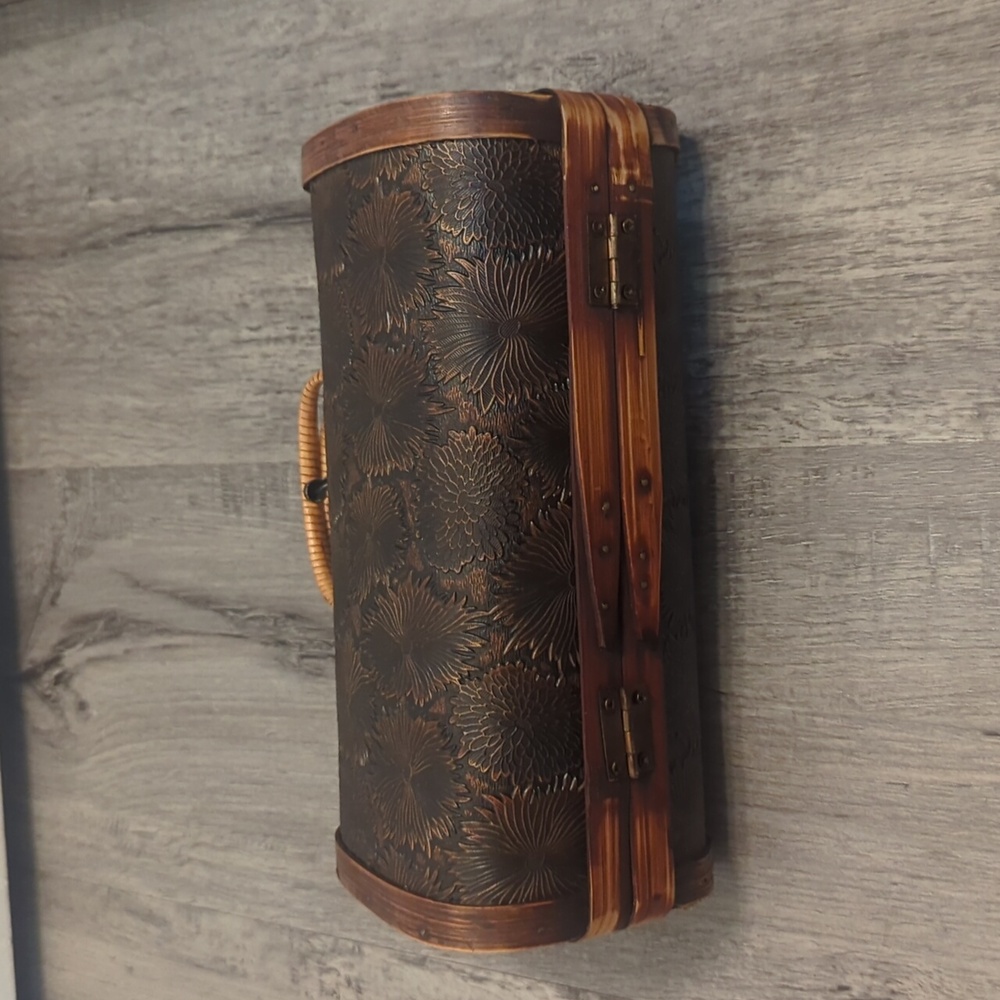 Vintage 1950's Wooden Purse, Embossed Floral Pattern - Picture 5 of 7